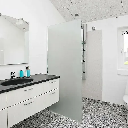 Four-bedroom Holiday In 5 *