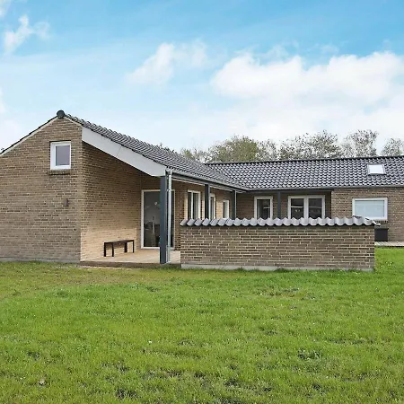 Four-bedroom Holiday In 5